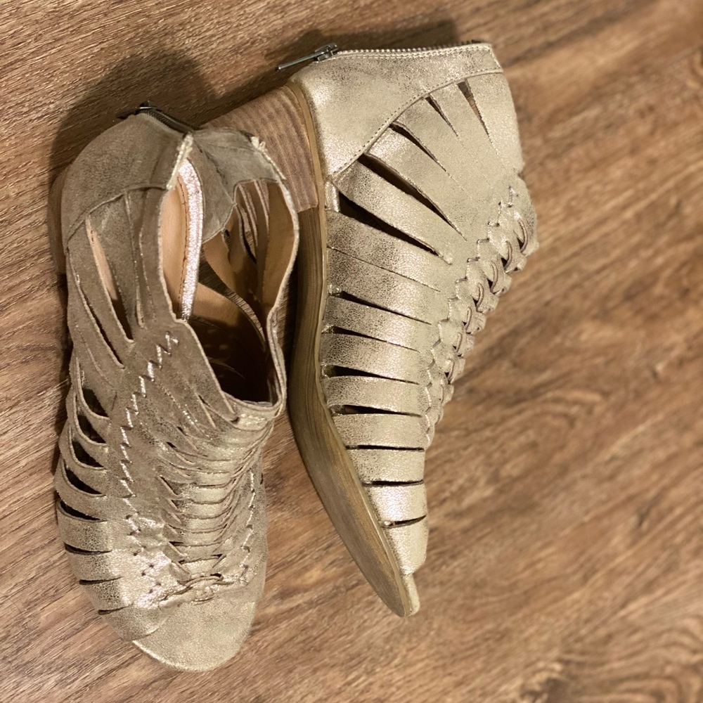 Sandals - Picture 3 of 4